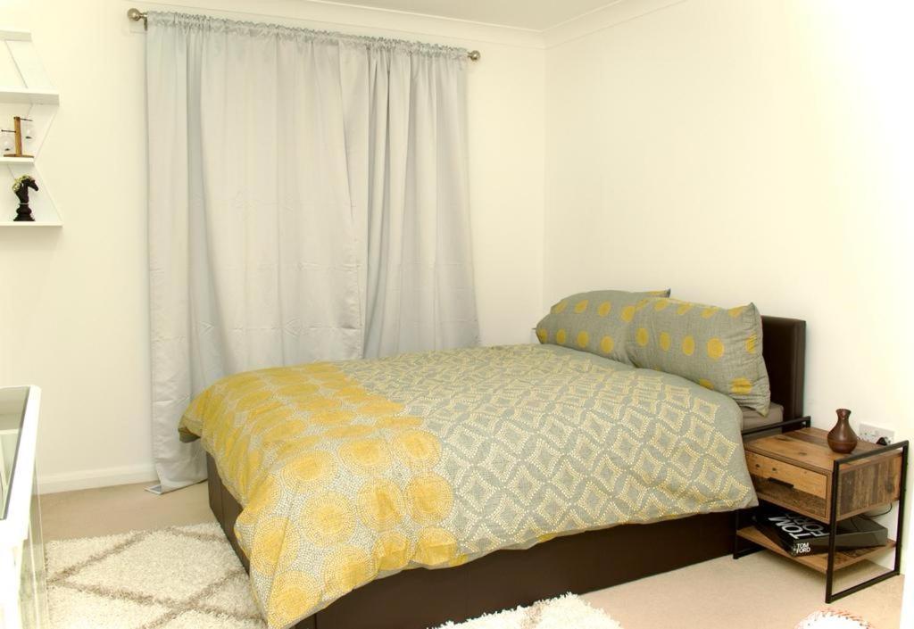Beautiful 1-Bed Apartment In Redhill Redhill  Exterior photo