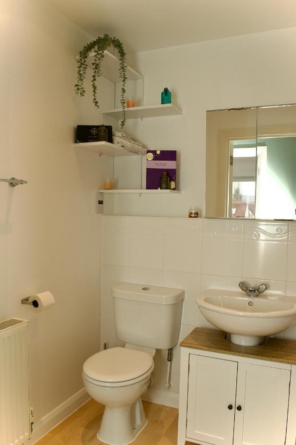 Beautiful 1-Bed Apartment In Redhill Redhill  Exterior photo