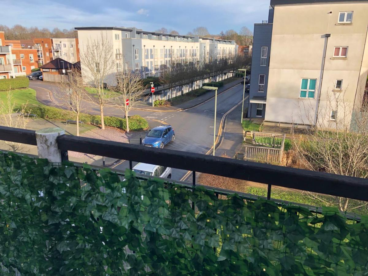Beautiful 1-Bed Apartment In Redhill Redhill  Exterior photo